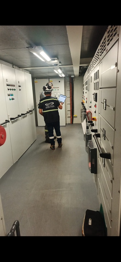 Inspección en sala eléctrica