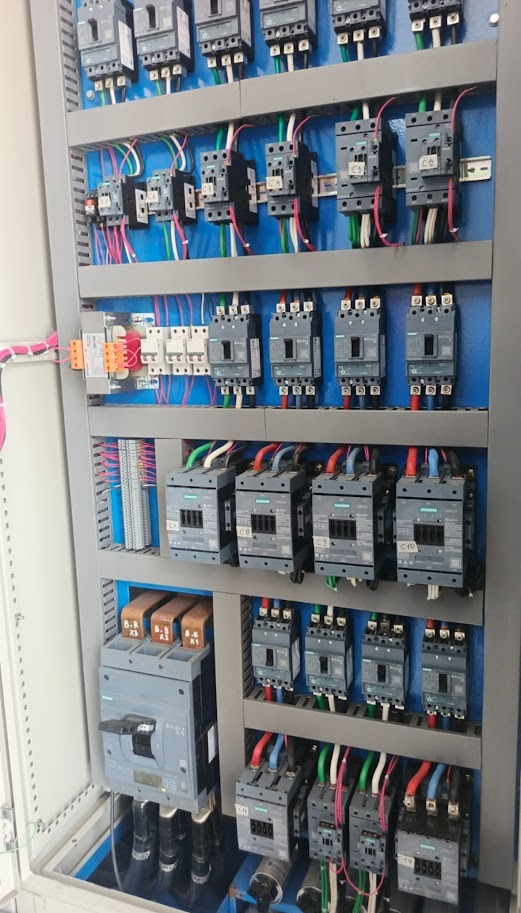 Tablero Siemens y componentes eléctricos